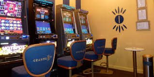 Người dùng Việt Nam theo dõi trận bóng đá và đặt cược trực tuyến trên điện thoại
